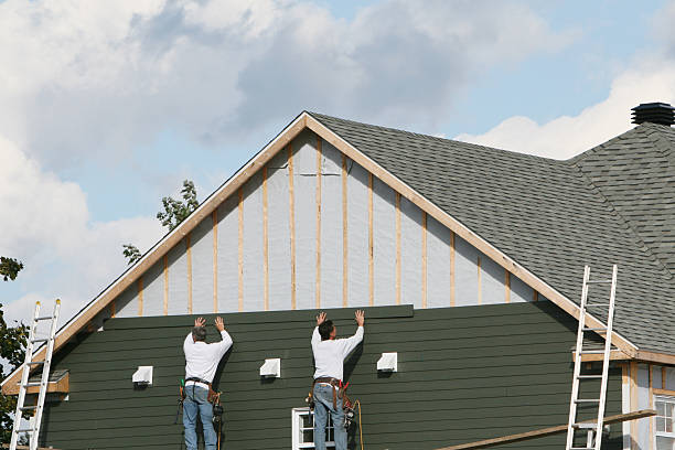 Professional Siding Contractor technician working in Woodridge, IL
